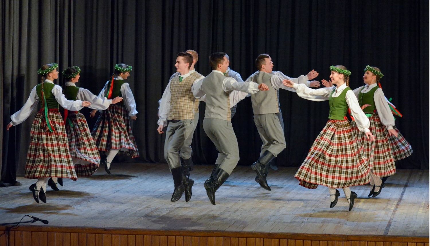 Dejotāji koncertā, LNKC arhīva foto.