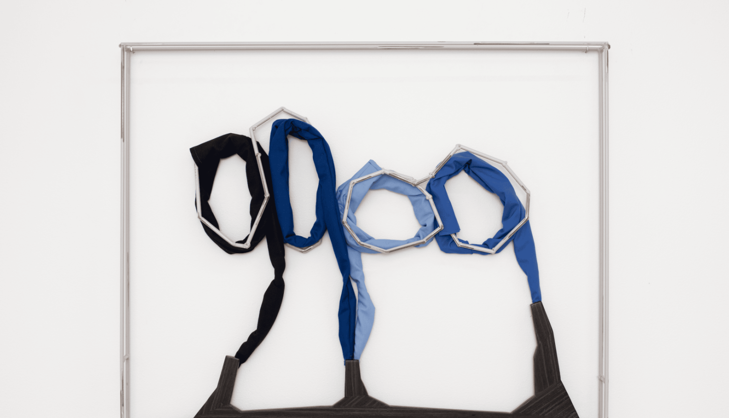 Indriķis Ģelzis, Four Sky Knots, 2025. Nerūsējošais tērauds, pulverkrāsojums, tekstils, finieris, MDF, 74cm x 61 x 4cm.