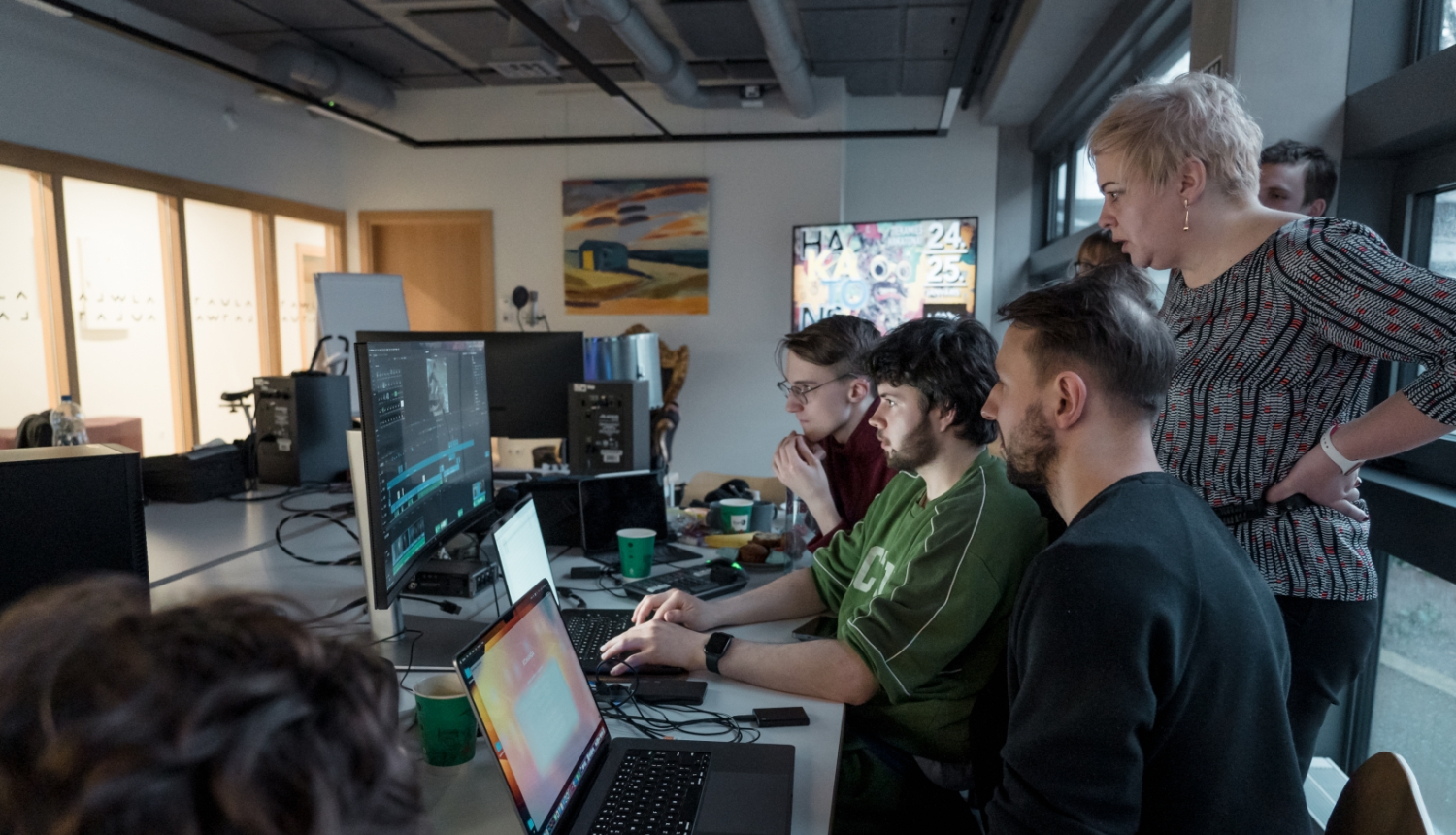 Studenti pie datoriem