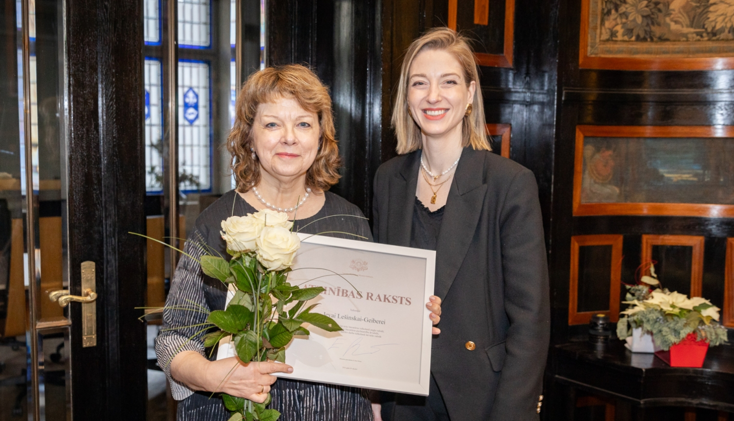 Tulkotāja Ieva Lešinska - Geibere un kultūras ministre Agnese Lāce