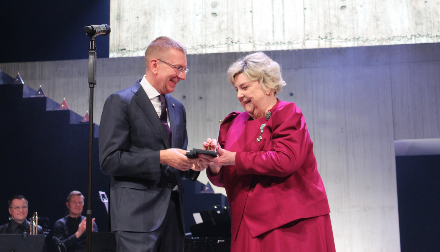 Latvijas valsts prezidents Edgars Rinkēvičs pasniedz Spēlmaņu nakts balvu par mūža ieguldījumu skatuves mākslā aktrisei Ilzei Vazdikai, foto: Andis Pulkstenis