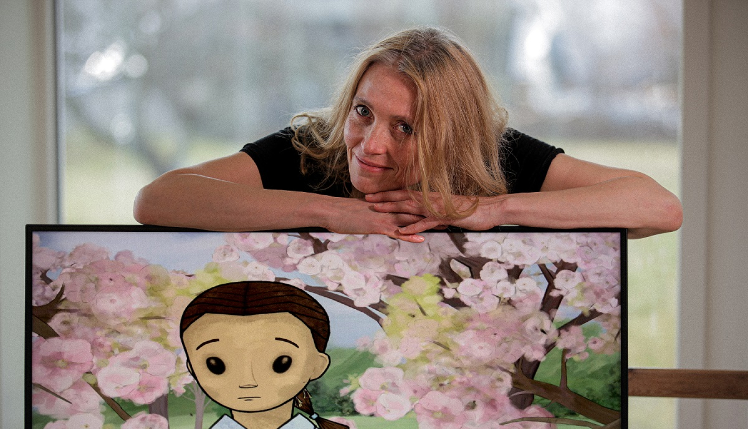 Ilze Burkovska ar zīmējumu no filmas "Mans mīļākais karš"