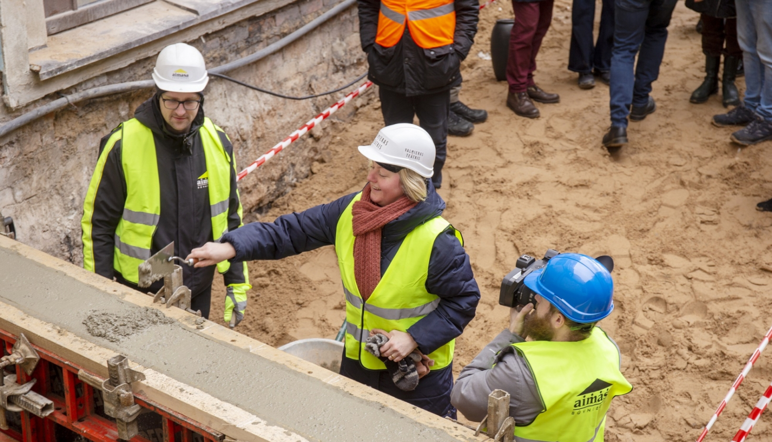 Valmieras teātra ēkas pamatos ierok kapsulu ar vēstījumu nākamajām paaudzēm, foto: Guntars Grāvelsiņš