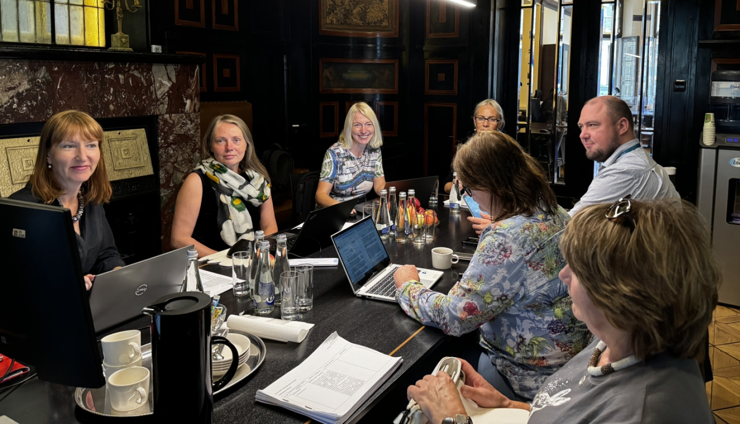 Septiņi cilvēki sanāksmju telpā