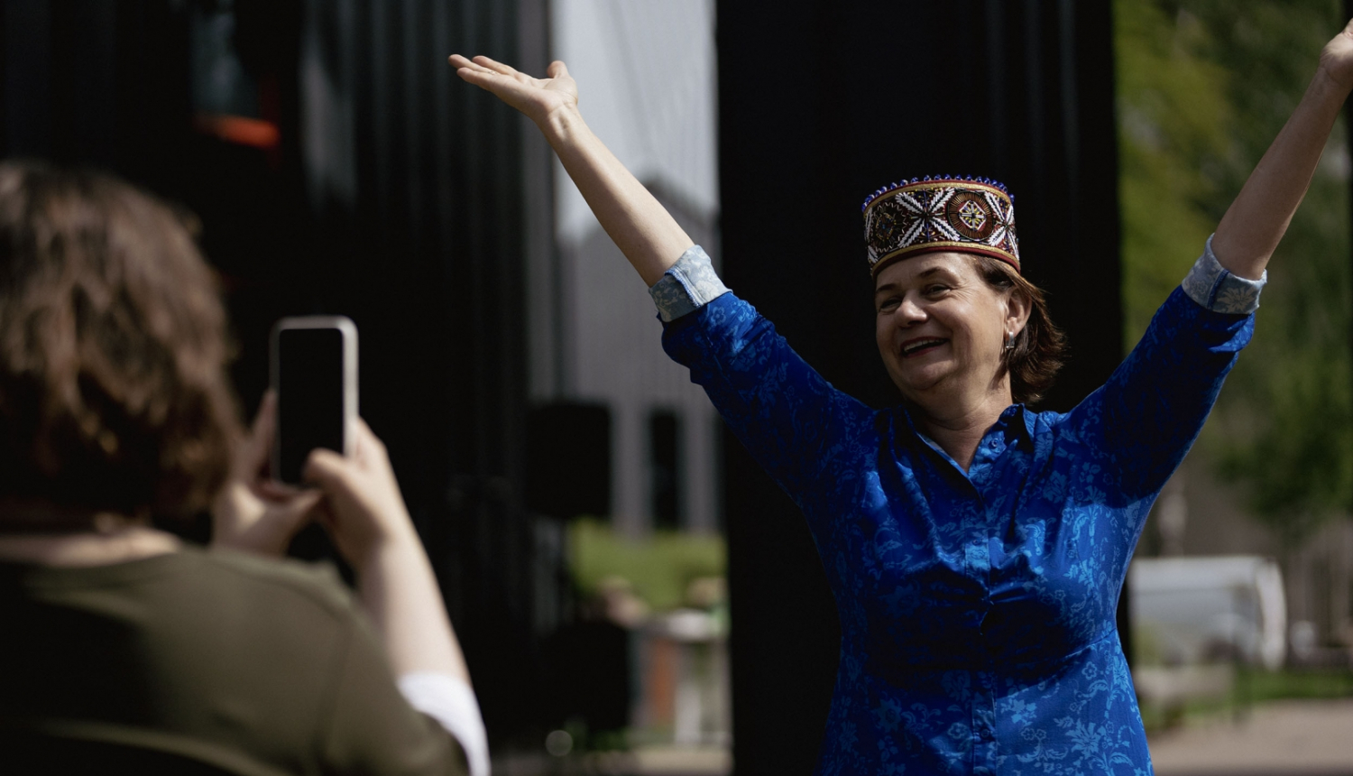 Muzeja darbiniece pasākuma laikā