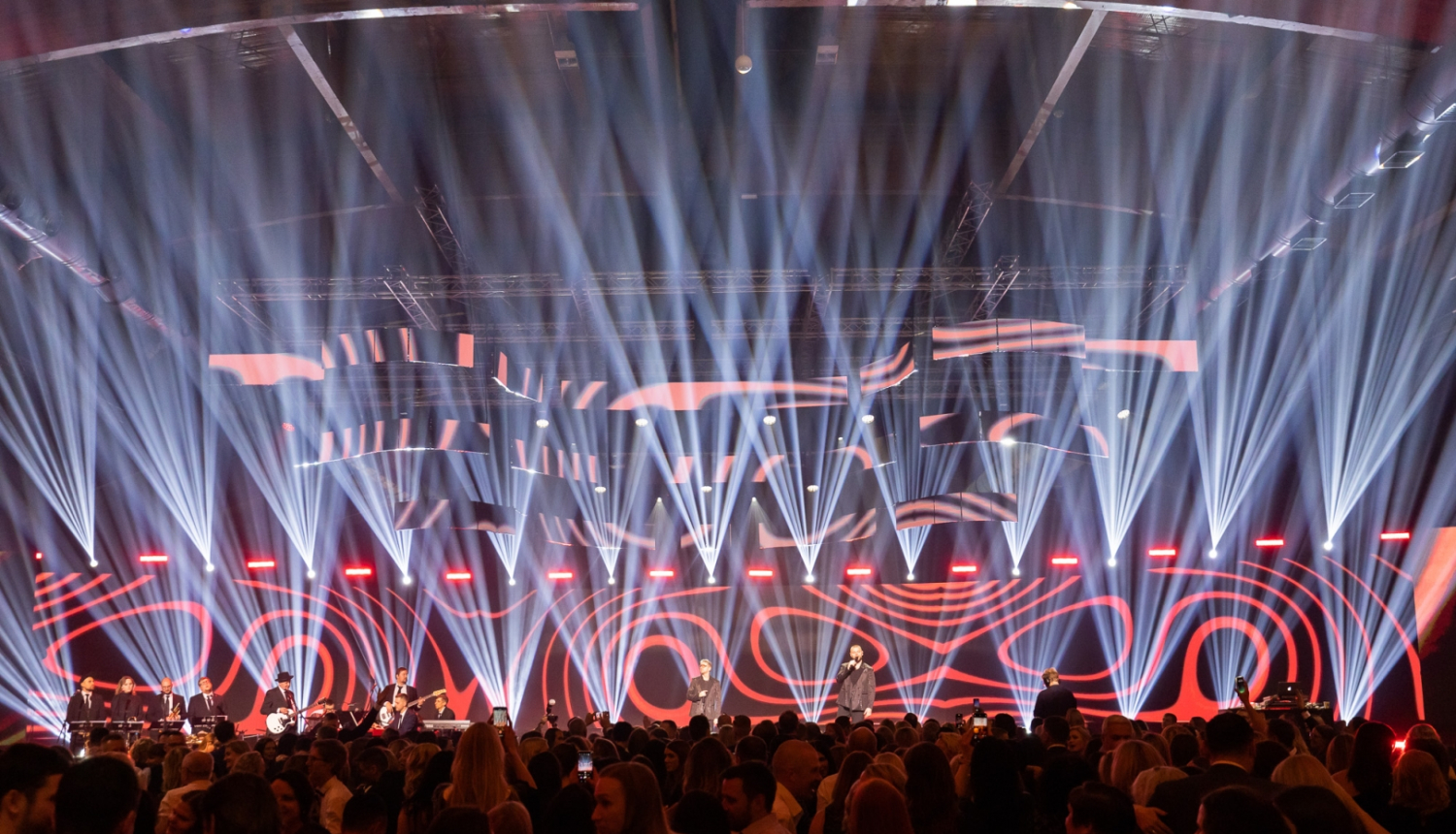 Skatuve un neona gaismas