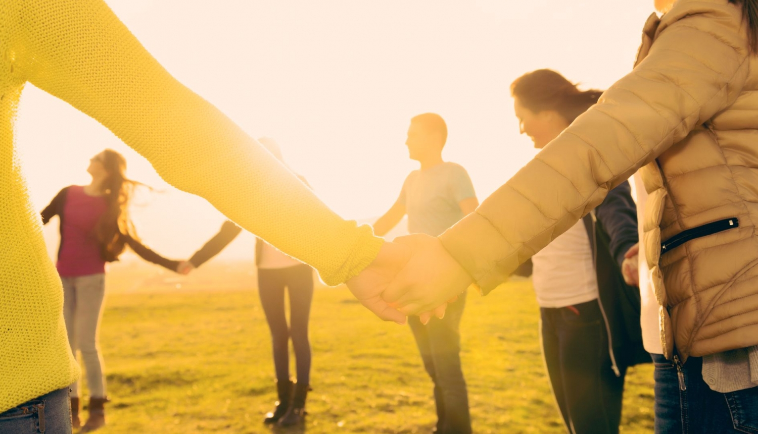 Cilvēki sadraudzības pasākumā