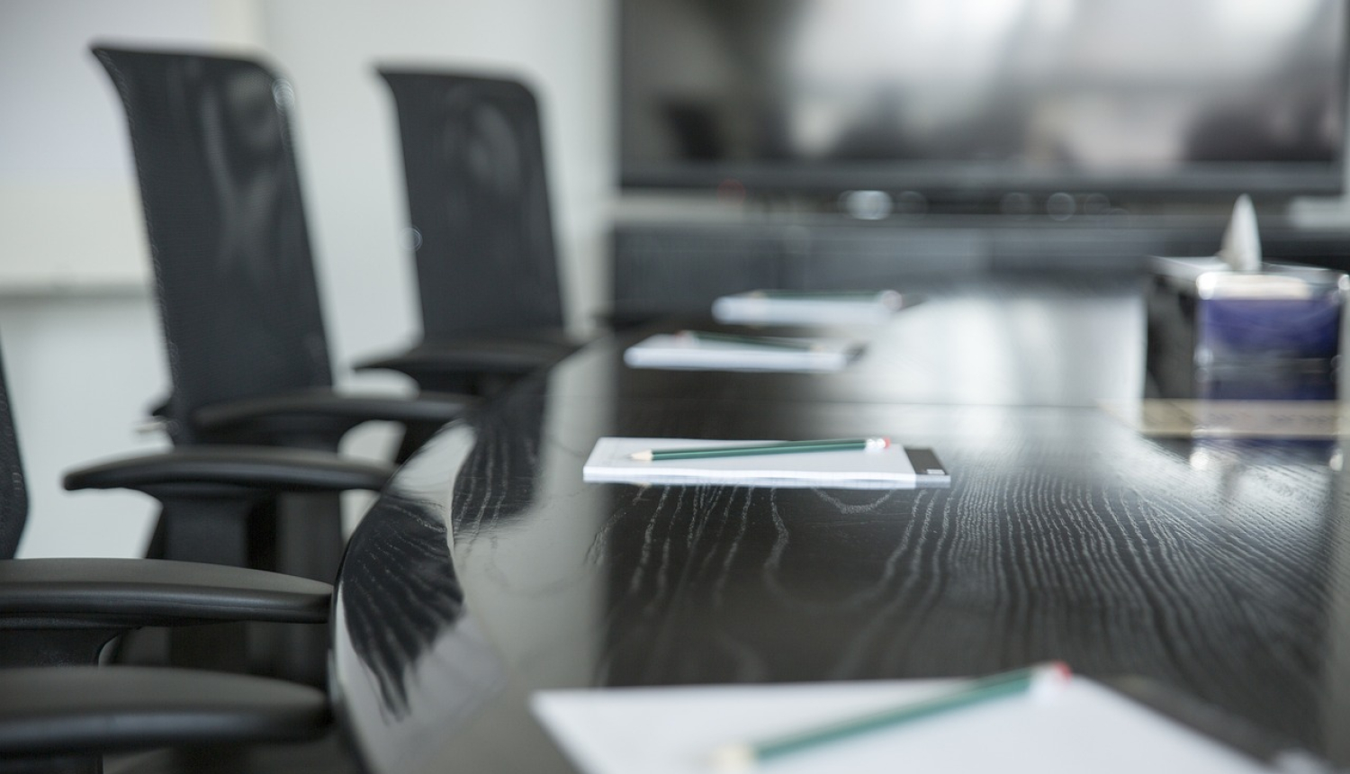 Sanāksmju galds ar rakstāmrīkiem