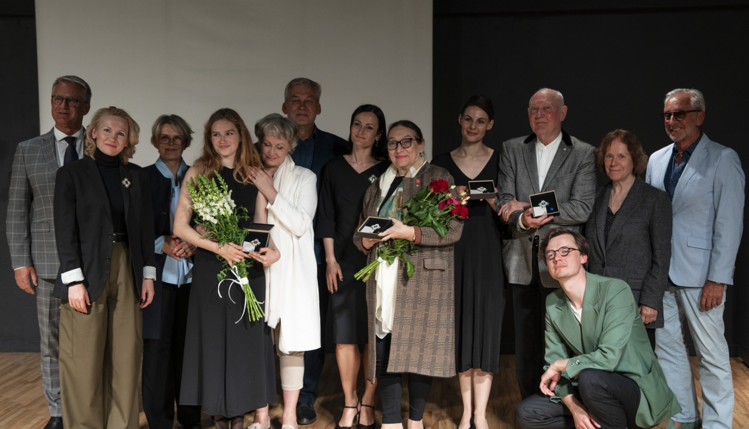 Balvu saņēmēji, aktieru un apsveicēju grupa