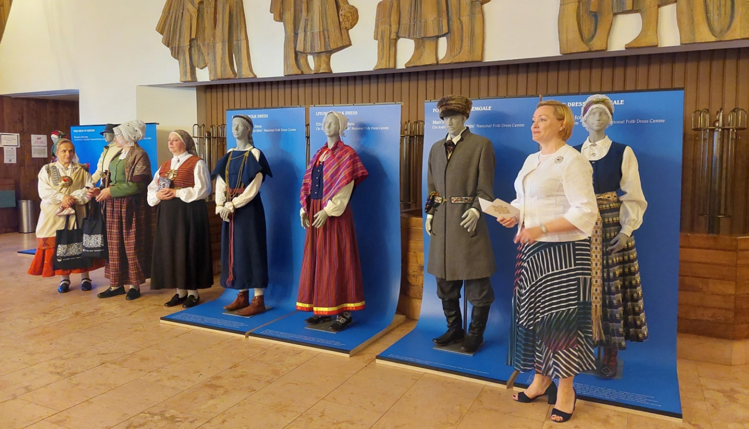 Bratislavā atklāta latviešu tautastērpu izstāde