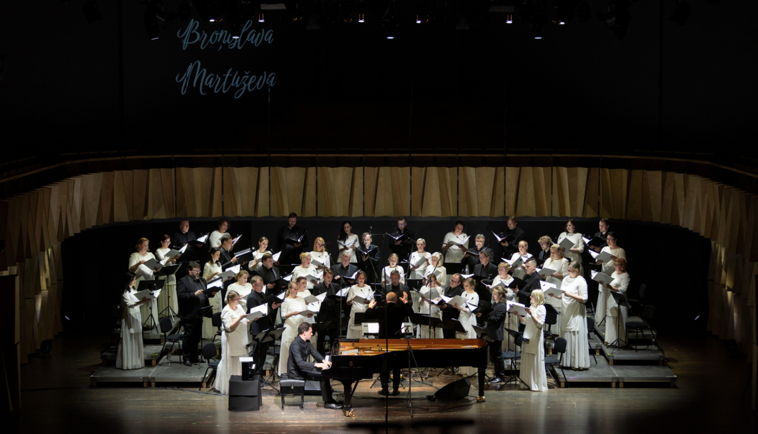 Valsts akadēmiskais koris "Latvija" un pianists Reinis Zariņš uz koncerta skatuves