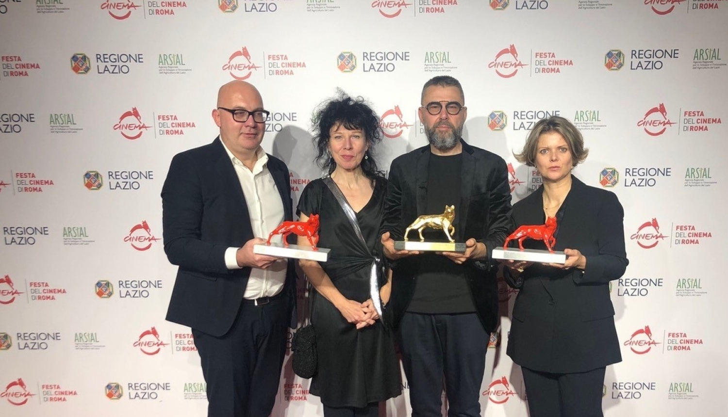 Spēlfilmas „Janvāris” komanda ar starptautiskā Romas kinofestivāla balvām