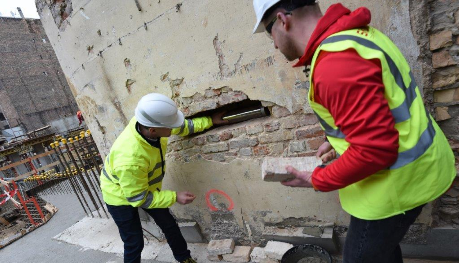 Jaunā Rīgas teātra jaunbūves pamatos iemūrē laika kapsulu.