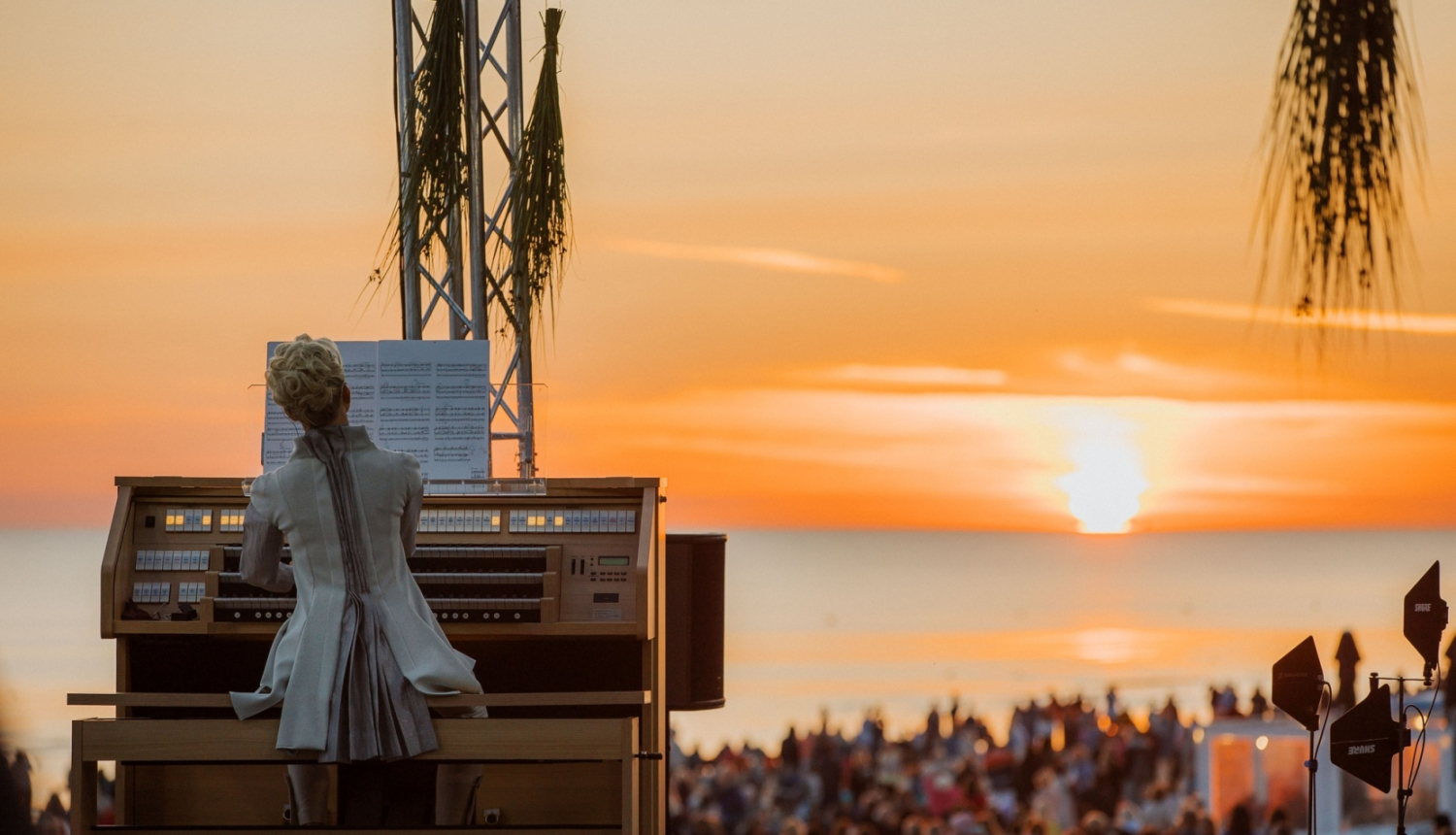 Mūziķe Iveta Apkalna pie ērģelēm jūras krastā