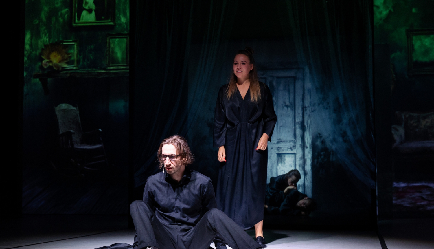 Divi aktieri uz skatuves