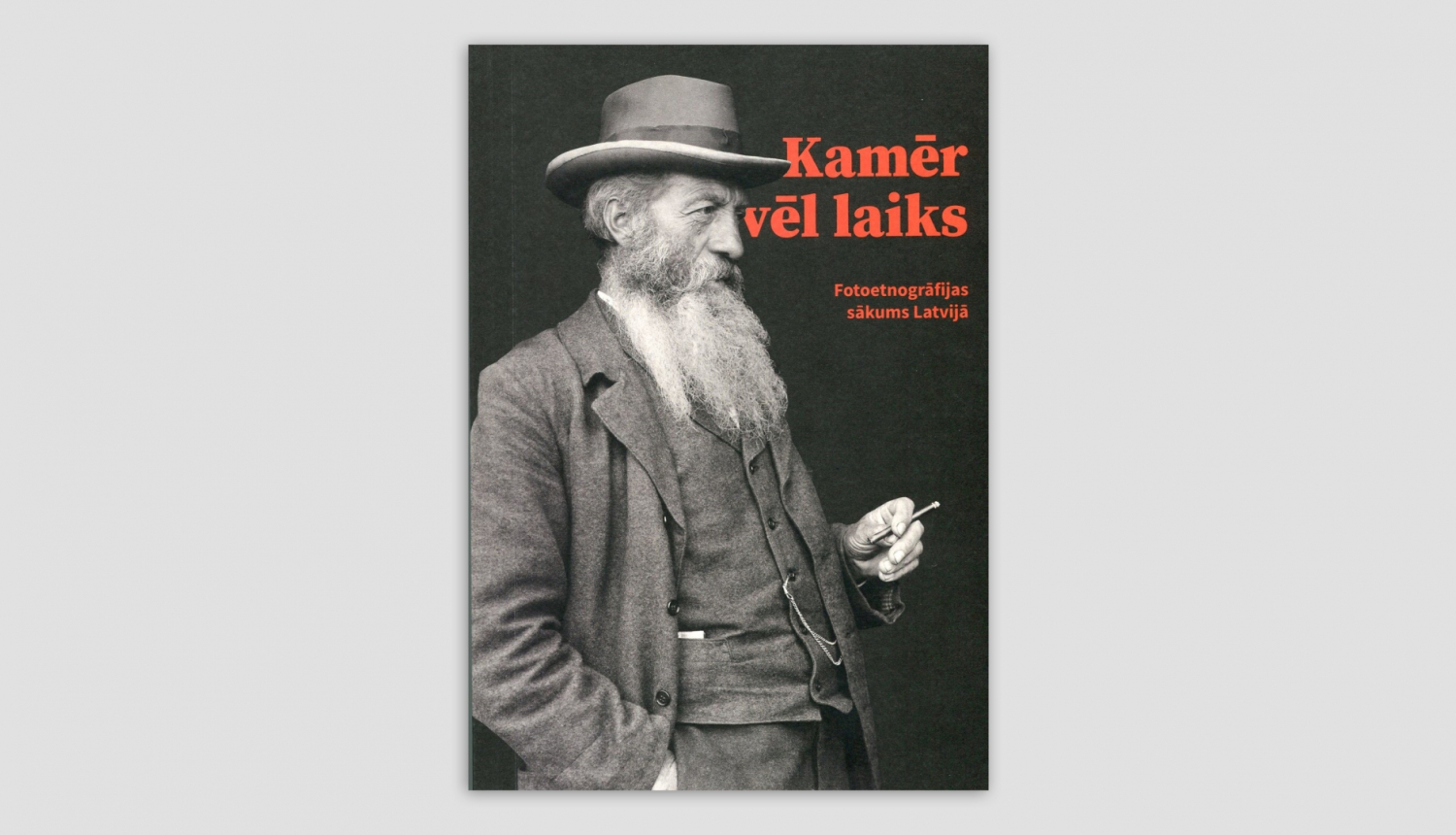 Grāmatas “Kamēr vēl laiks. Fotoetnogrāfijas sākums Latvijā” vāks