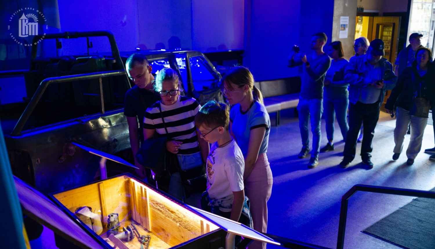 Muzeju nakts apmeklētāji Latvijas Kara muzejā