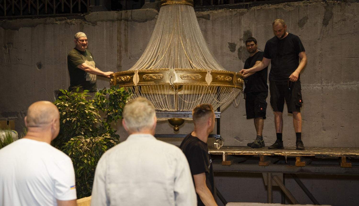 Izrādes dekorāciju un kostīmu gatavošana transportēšanai uz Ukrainu, foto: Marko Rass