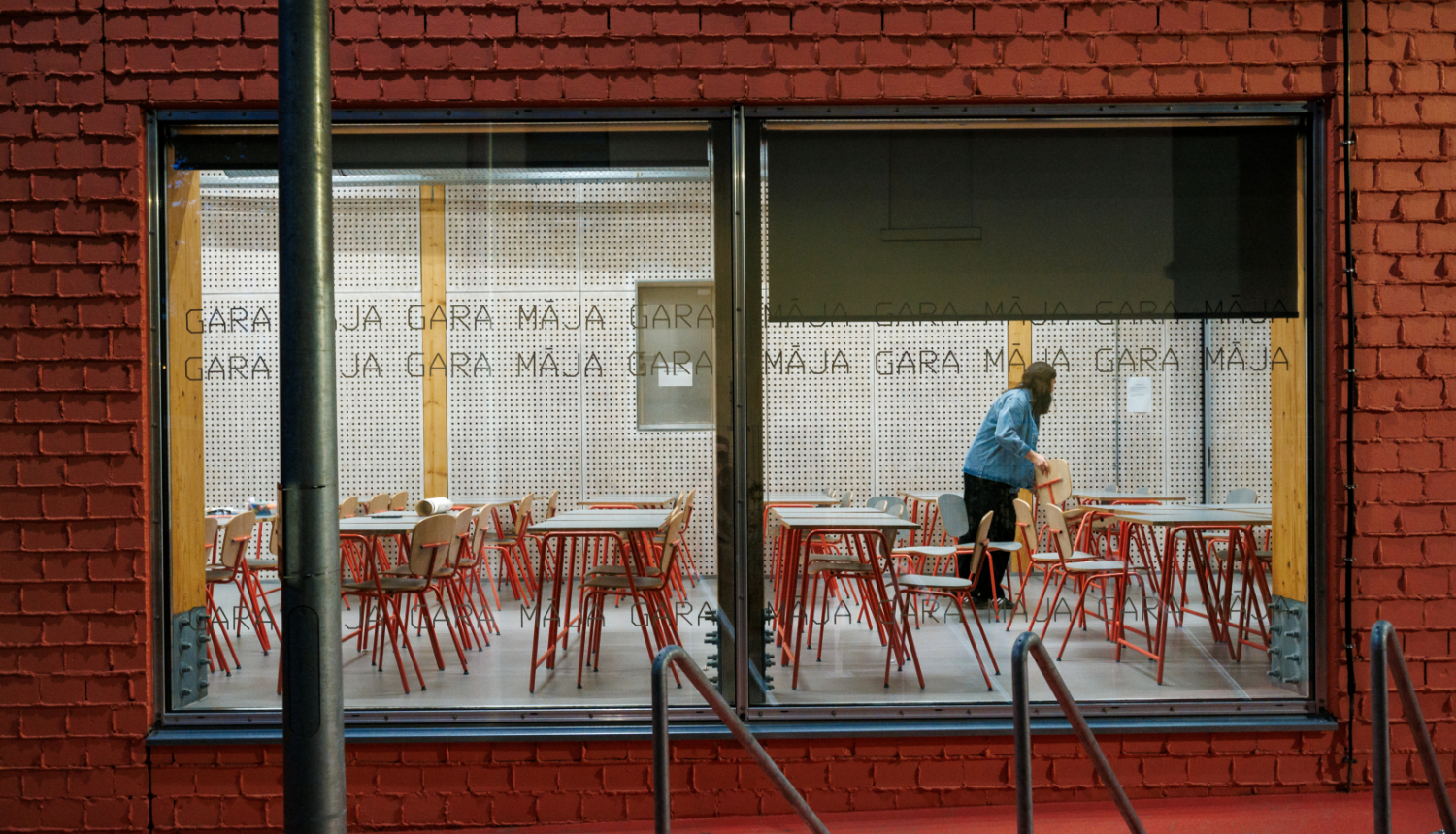 Kultūras un radošo industriju atbalsta centra "TabFab" Gara mājas fasādes tuvpāns