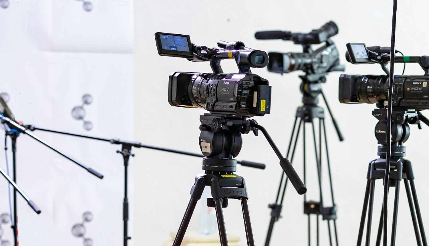 Dažādas video kameras un kameru statīvi