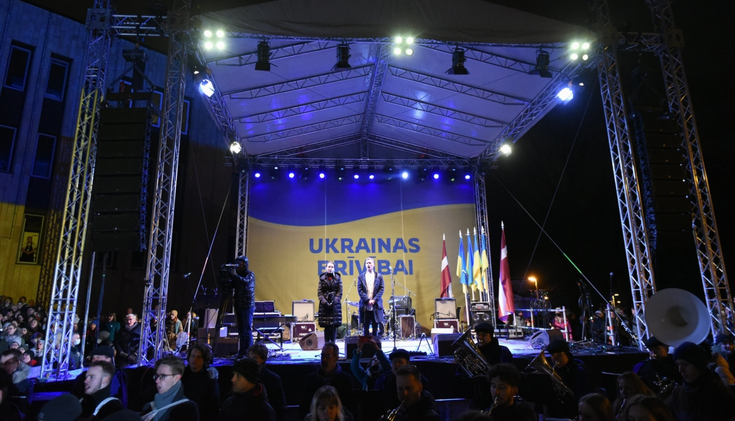 Koncerta skatuve ar mūziķiem