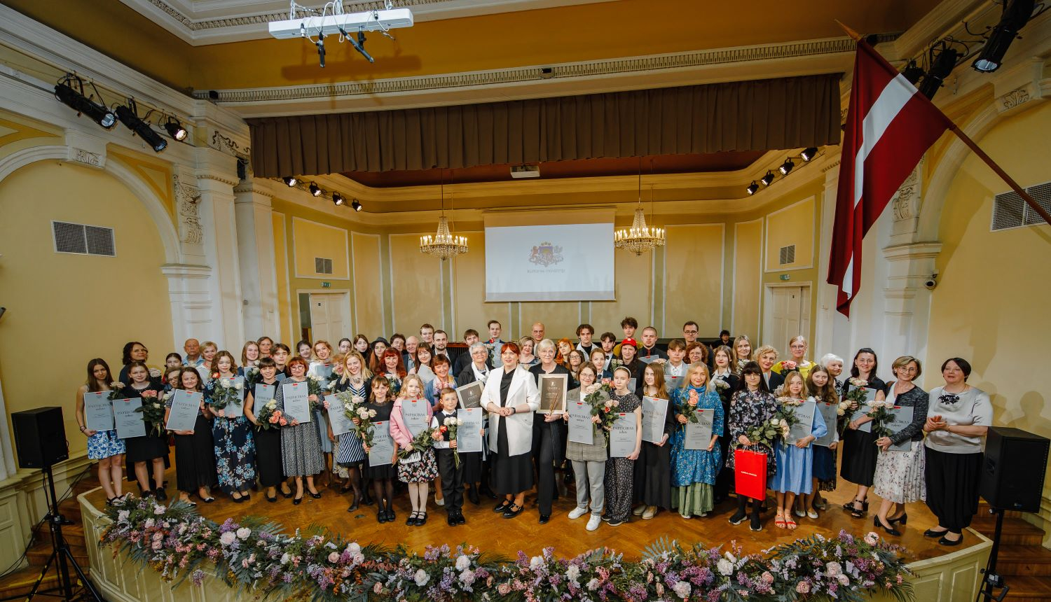 Apbalvojuma saņēmēji uz skatuves