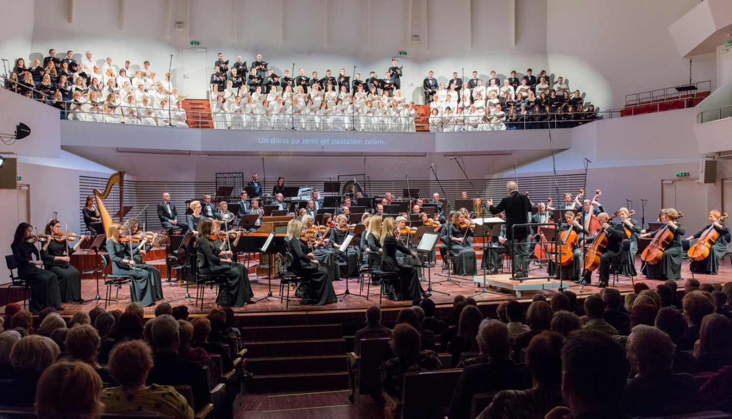 Liepājas Simfoniskais orķestris un Valsts akadēmiskais koris “Latvija” diriģenta Māra Sirmā vadībā koncertzālē “Lielais dzintars”, foto: Jānis Vecbrālis