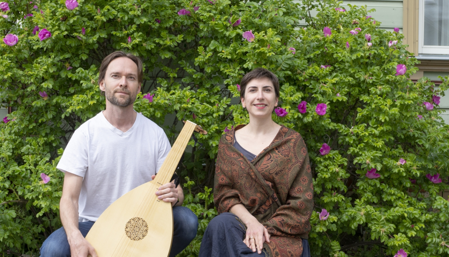 Divi mūziķi dārzā