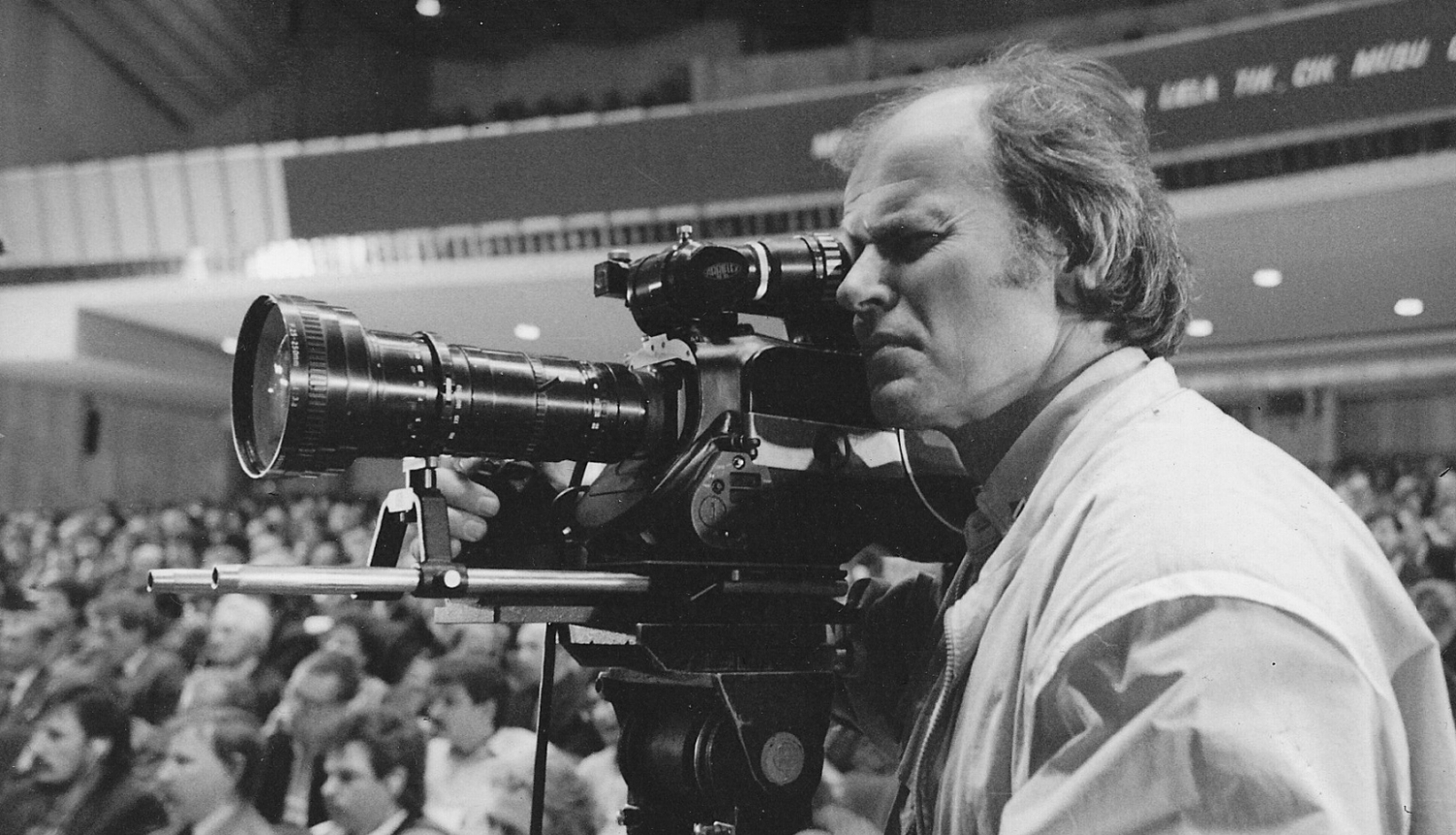 Operators Kalvis Zalcmanis ar kino kameru