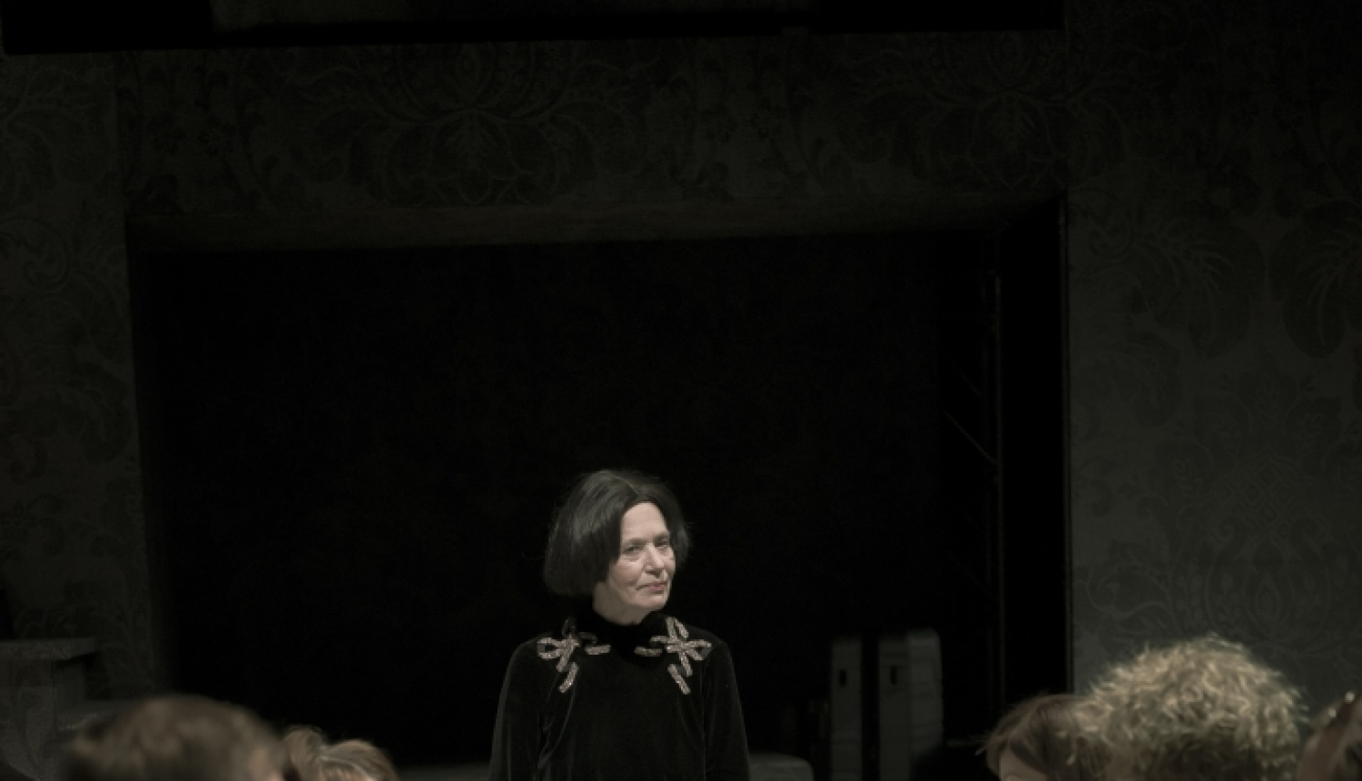 Skats no Valmieras Drāmas teātra izrādes "Osedžas zeme"