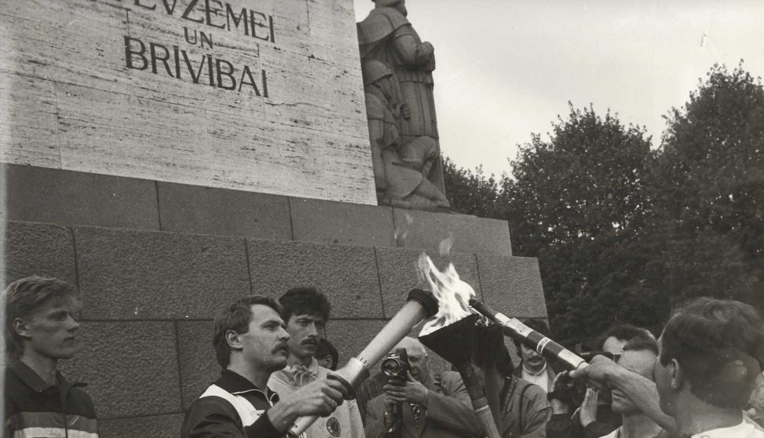 Olimpiskā diena Rīgā. Lāpu tur olimpiskais čempions Jānis Ķipurs. 