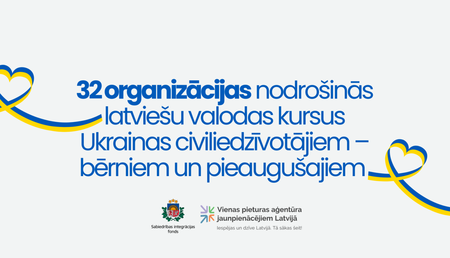 Teksts uz gaiša fona ar Ukrainas karoga lentes elementiem: 32 organizācijas nodrošinās latviešu valodas kursus Ukrainas civiliedzīvotājiem – bērniem un pieaugušajiem