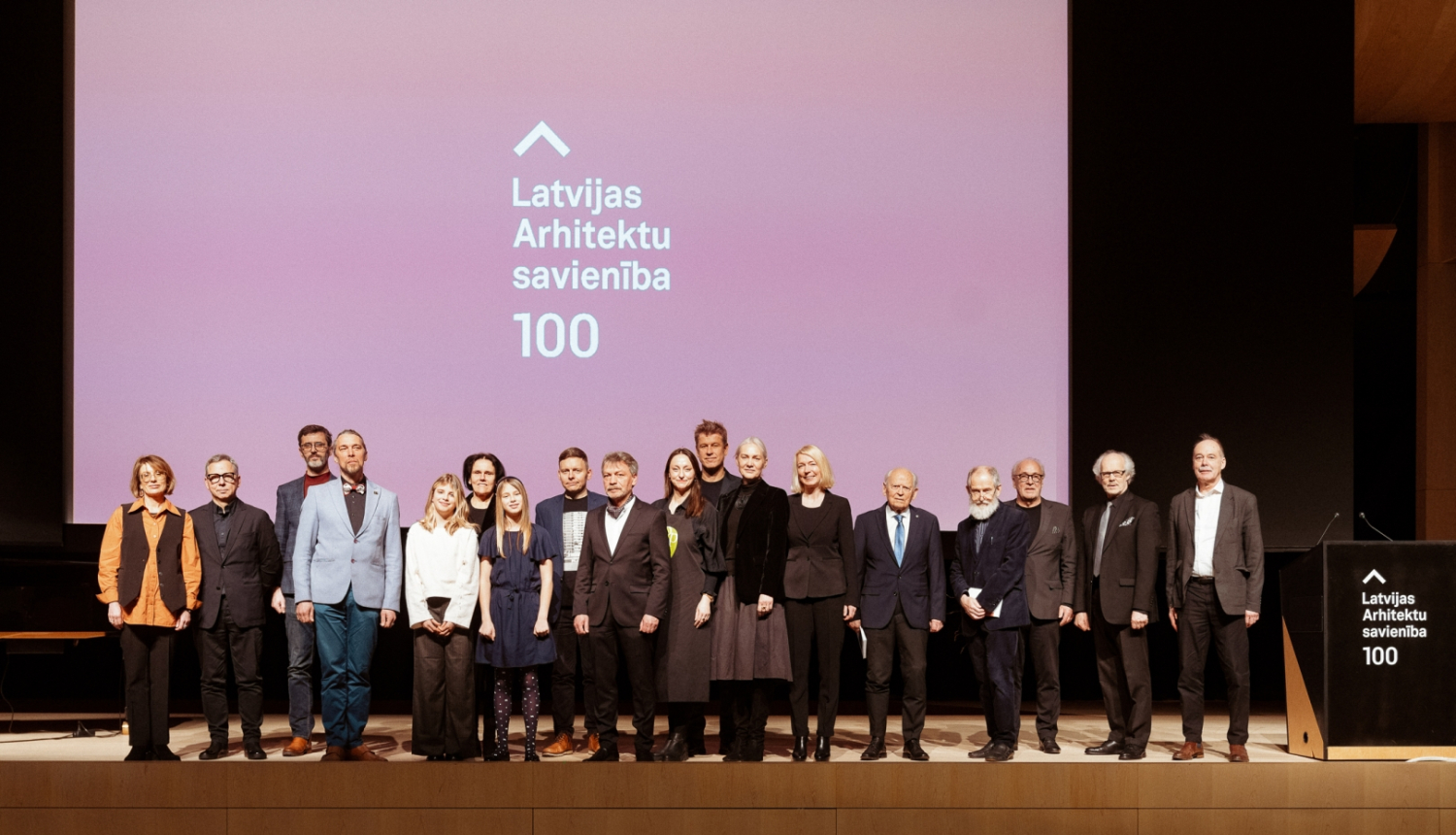 Cilvēku grupa uz skatuves