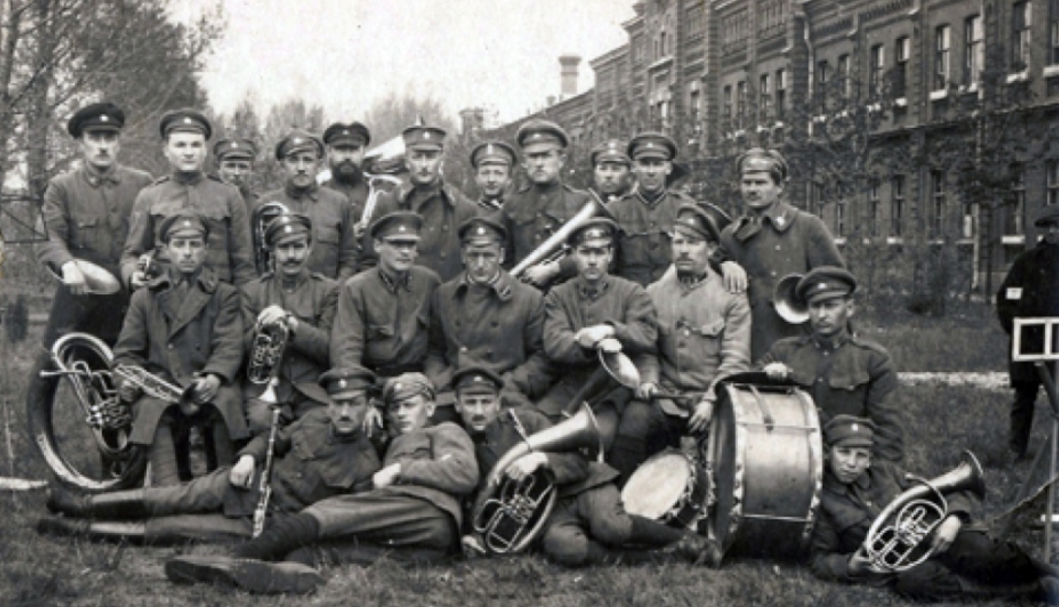 Latvijas armijas pirmais kara orķestris un tā vadītājs virsleitnants Pauls Strunge