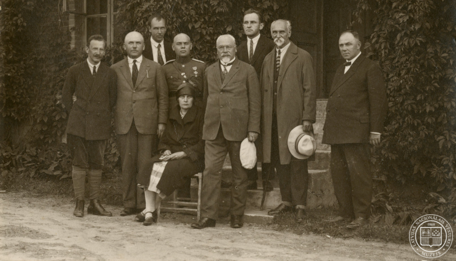 Latvijas valstsvīri. Centrā G. Zemgals, LNVM krājums