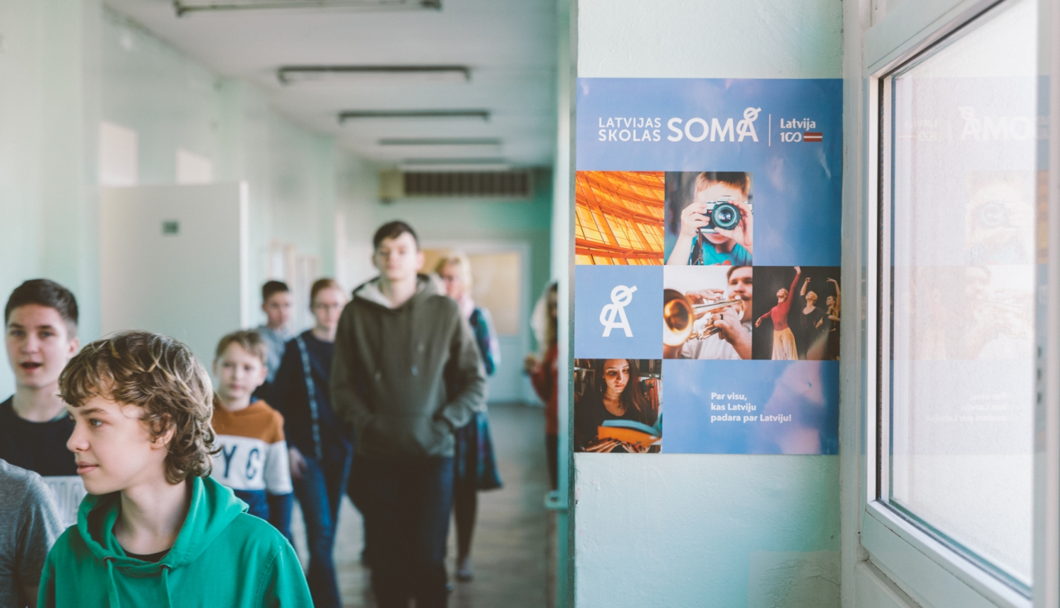 Skolēni skolas gaitenī