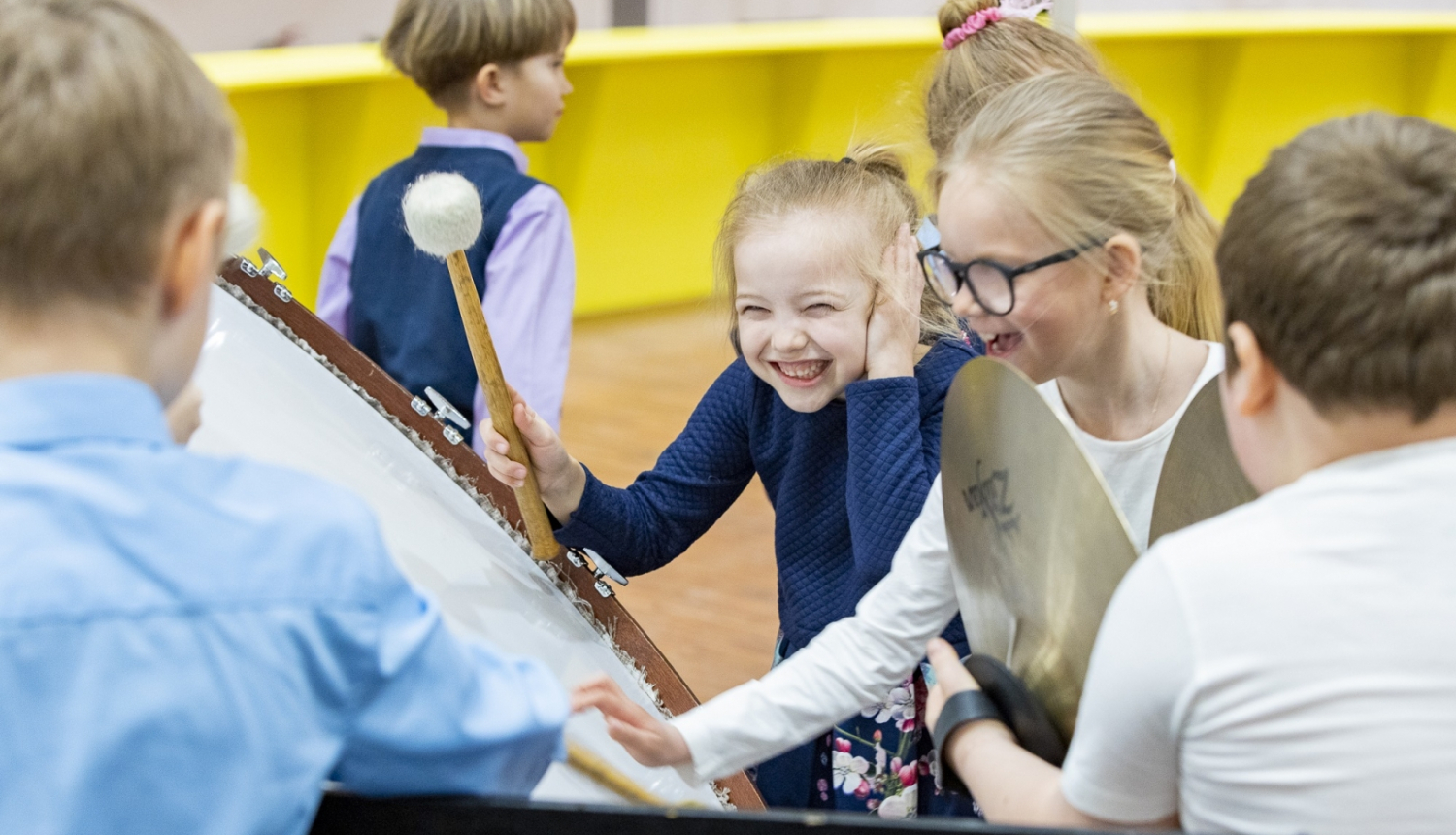 Bērni pie mūzikas instrumentiem, foto: Jānis Vecbrālis