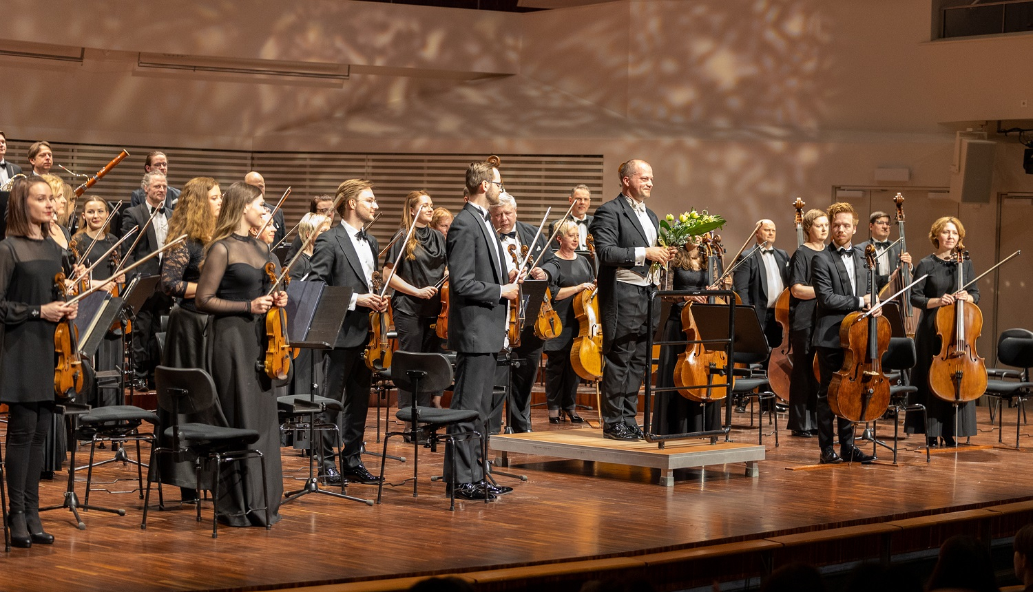 Liepājas simfoniskā orķestra mūziķi un diriģents Atvars Lakstīgala uz skatuves, foto: Jānis Vecbrālis.