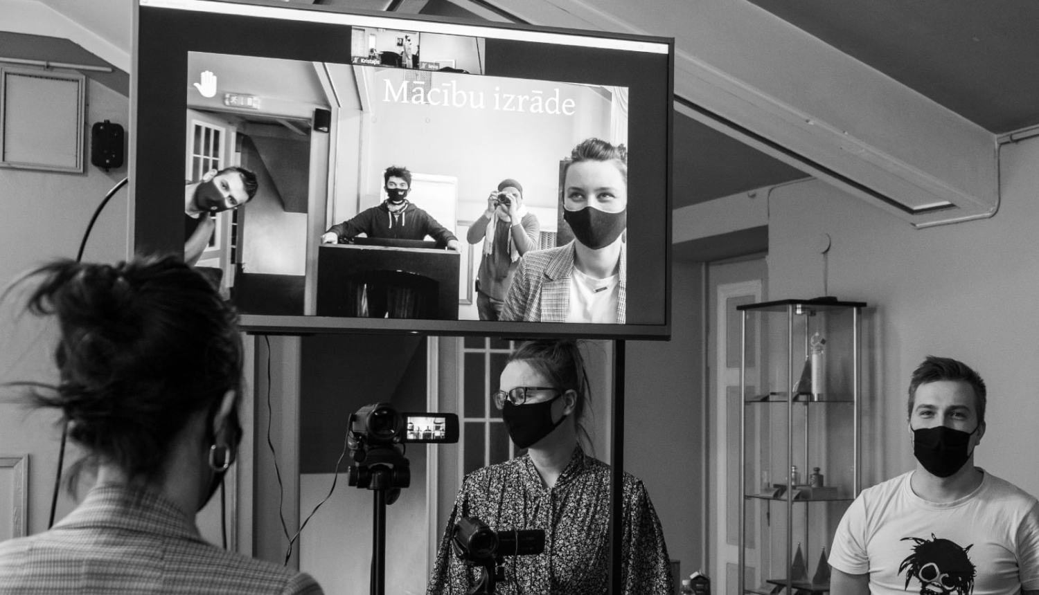 Publicitātes foto no Liepājas teātra mācībizrādes “Kā top izrāde?”