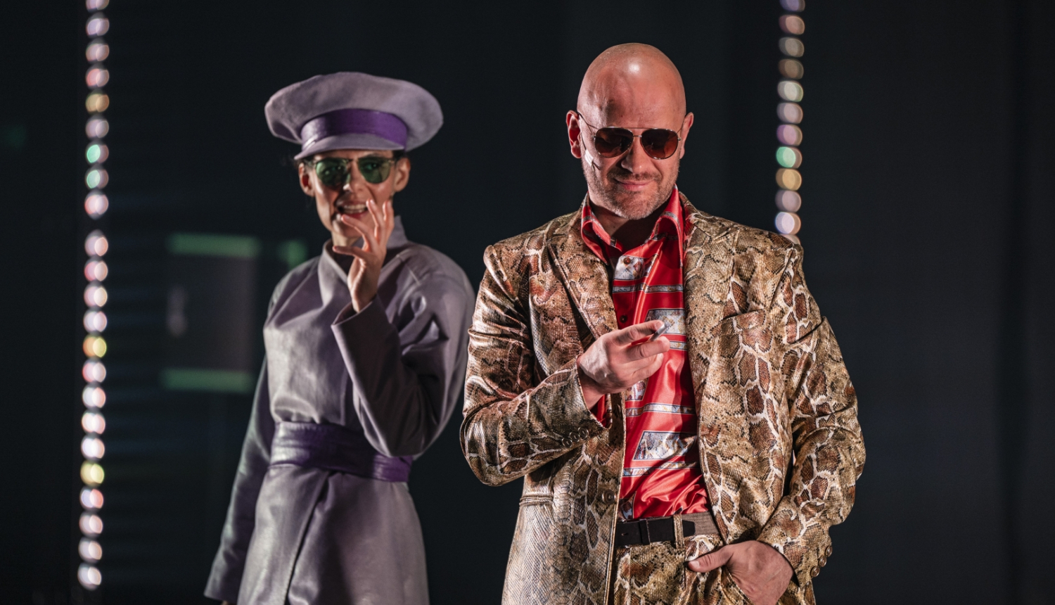 Aktieris un aktrise uz skatuves