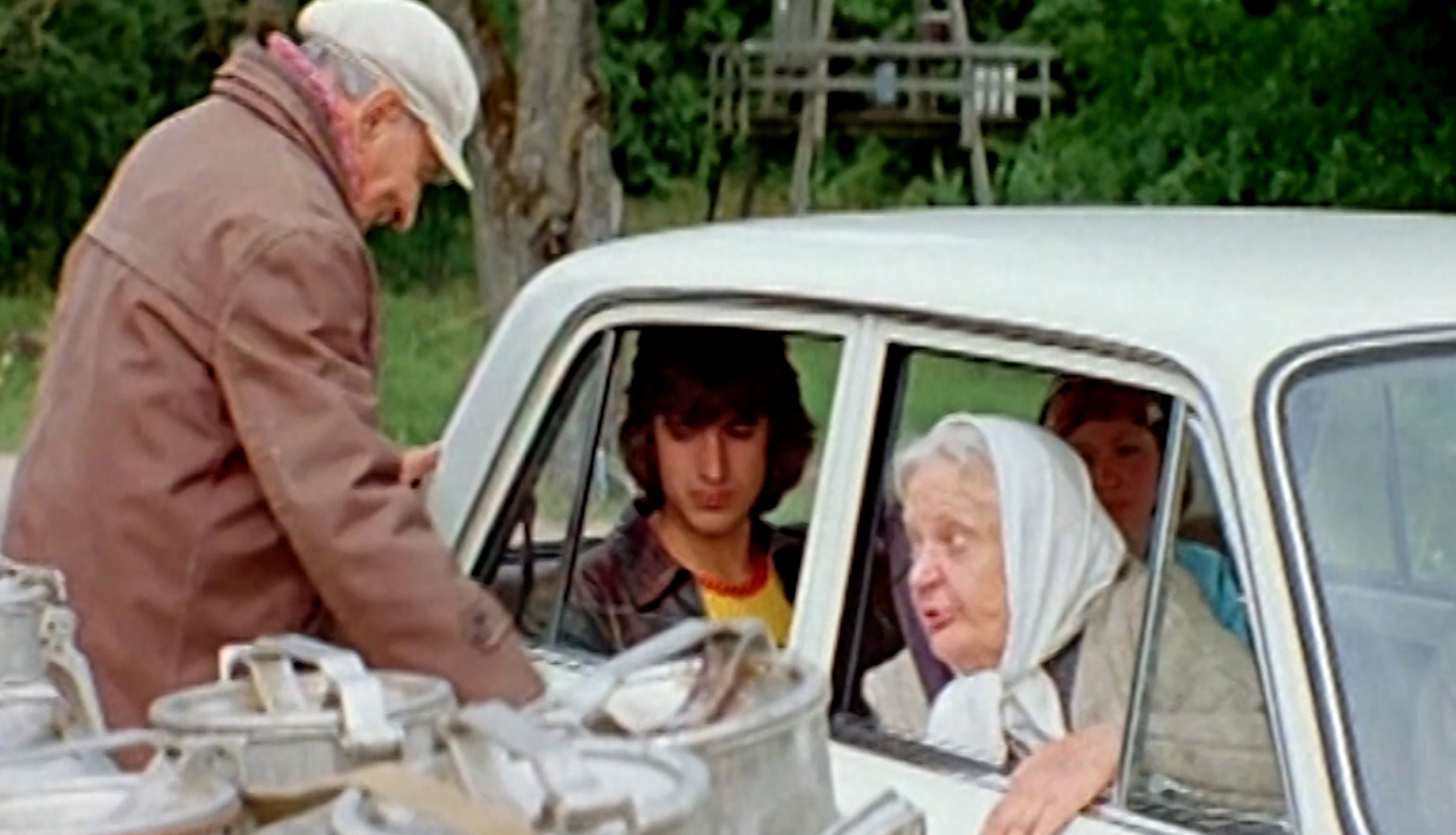 Trīs cilvēki un auto