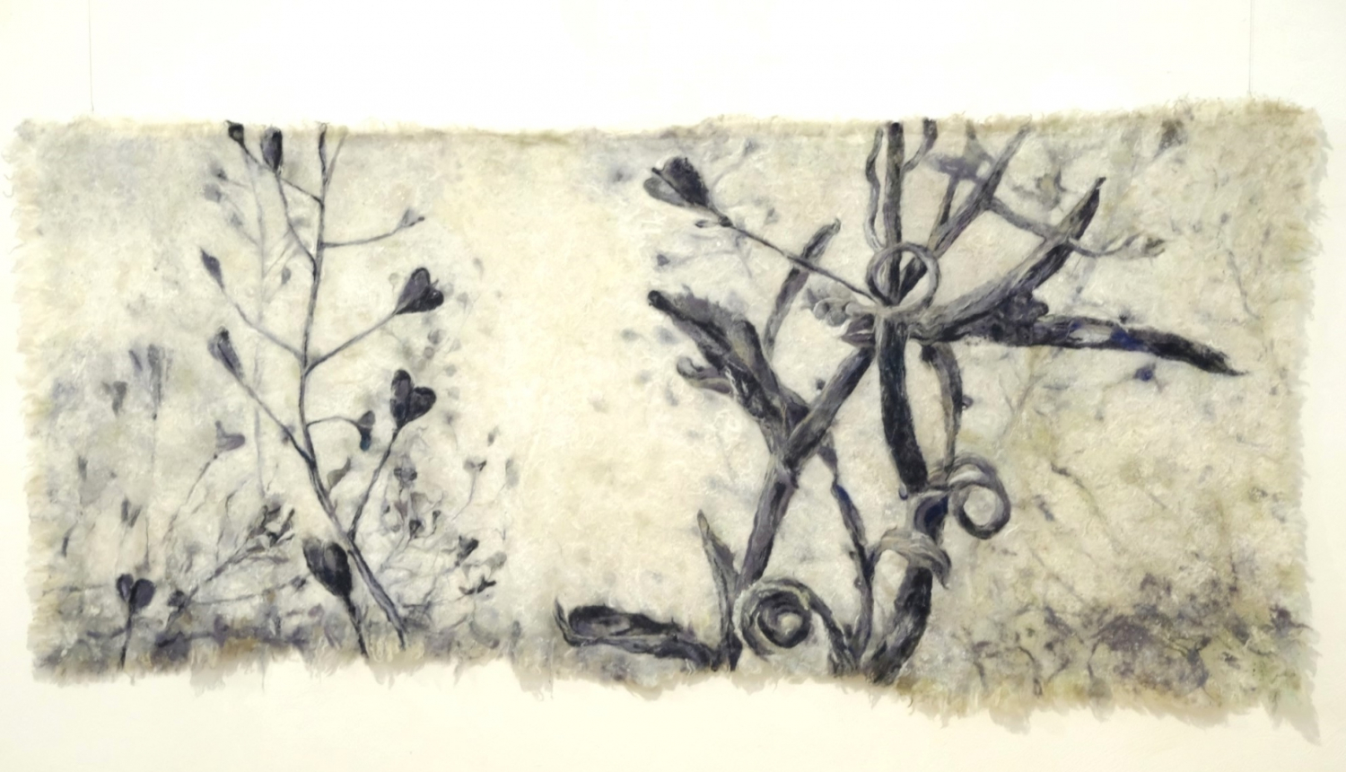 Tekstilmākslas darbs melnbaltos toņos