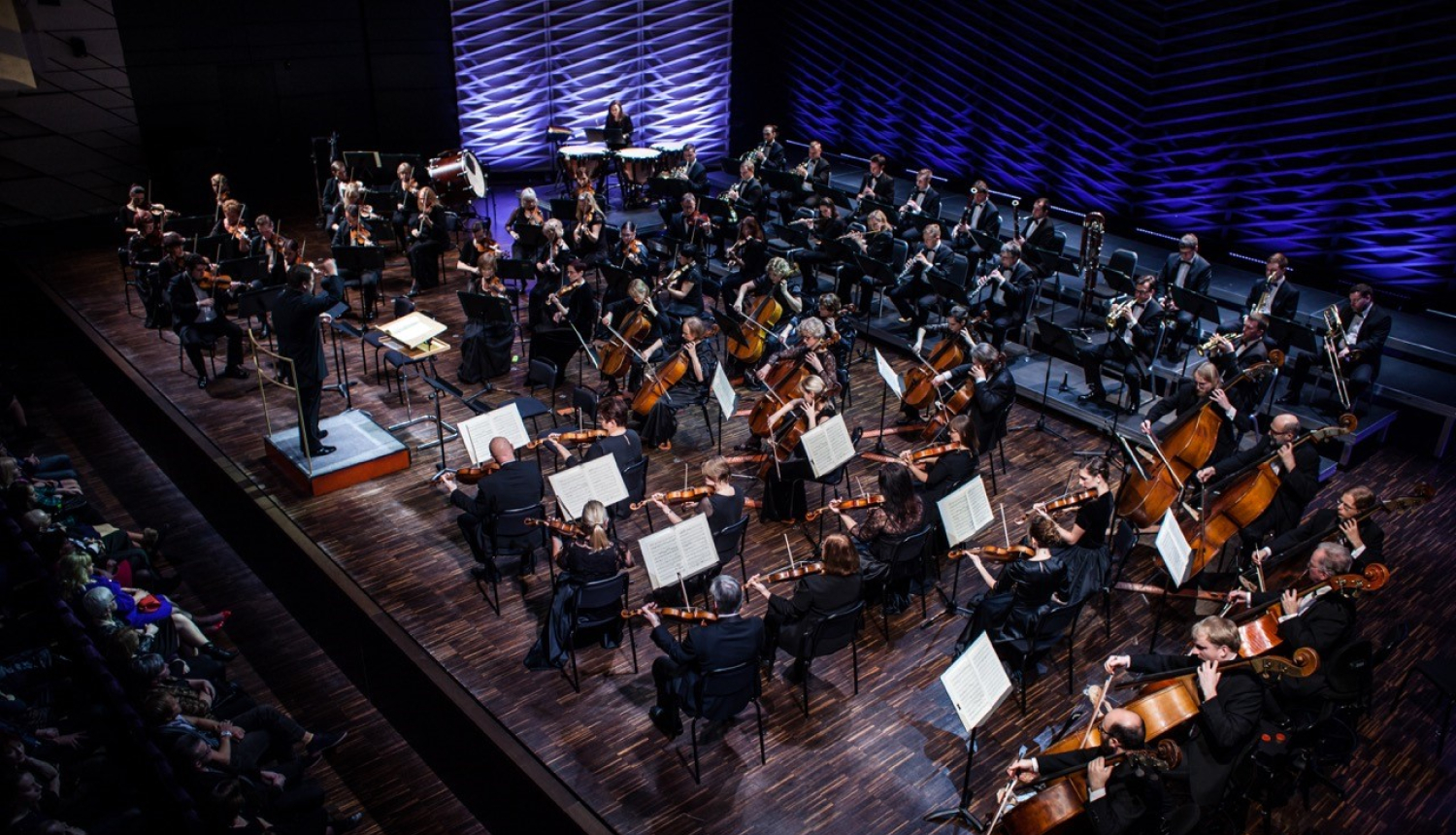 Koncertzāle ar mūziķiem