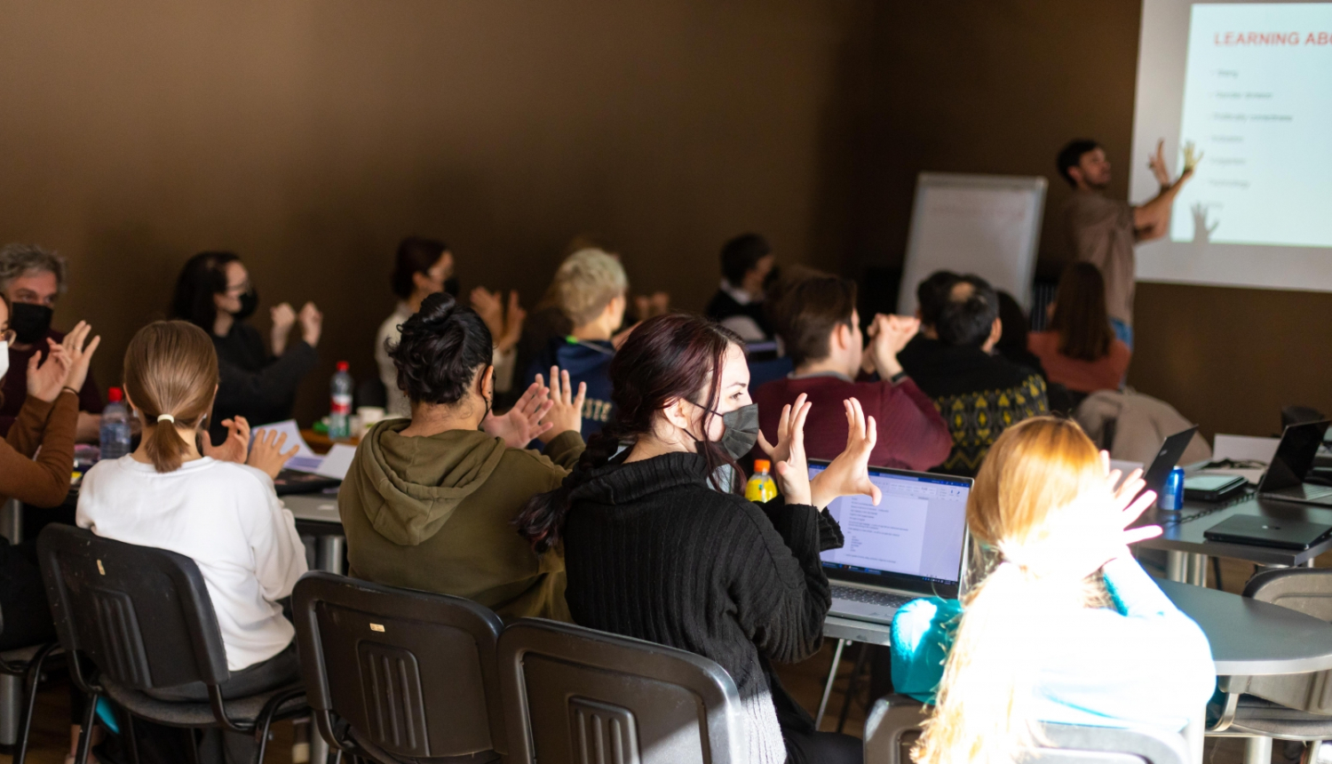 VIzuālais materiāls no lekcijas par aprakstošo subtitru un audio aprakstu izstrādi un izmantošanu