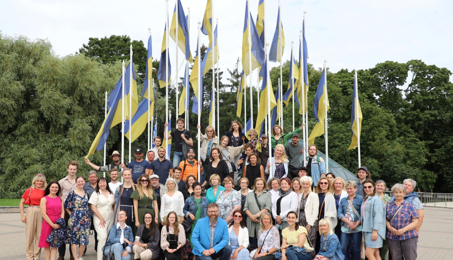 Aktieru kopīgais foto ainavā