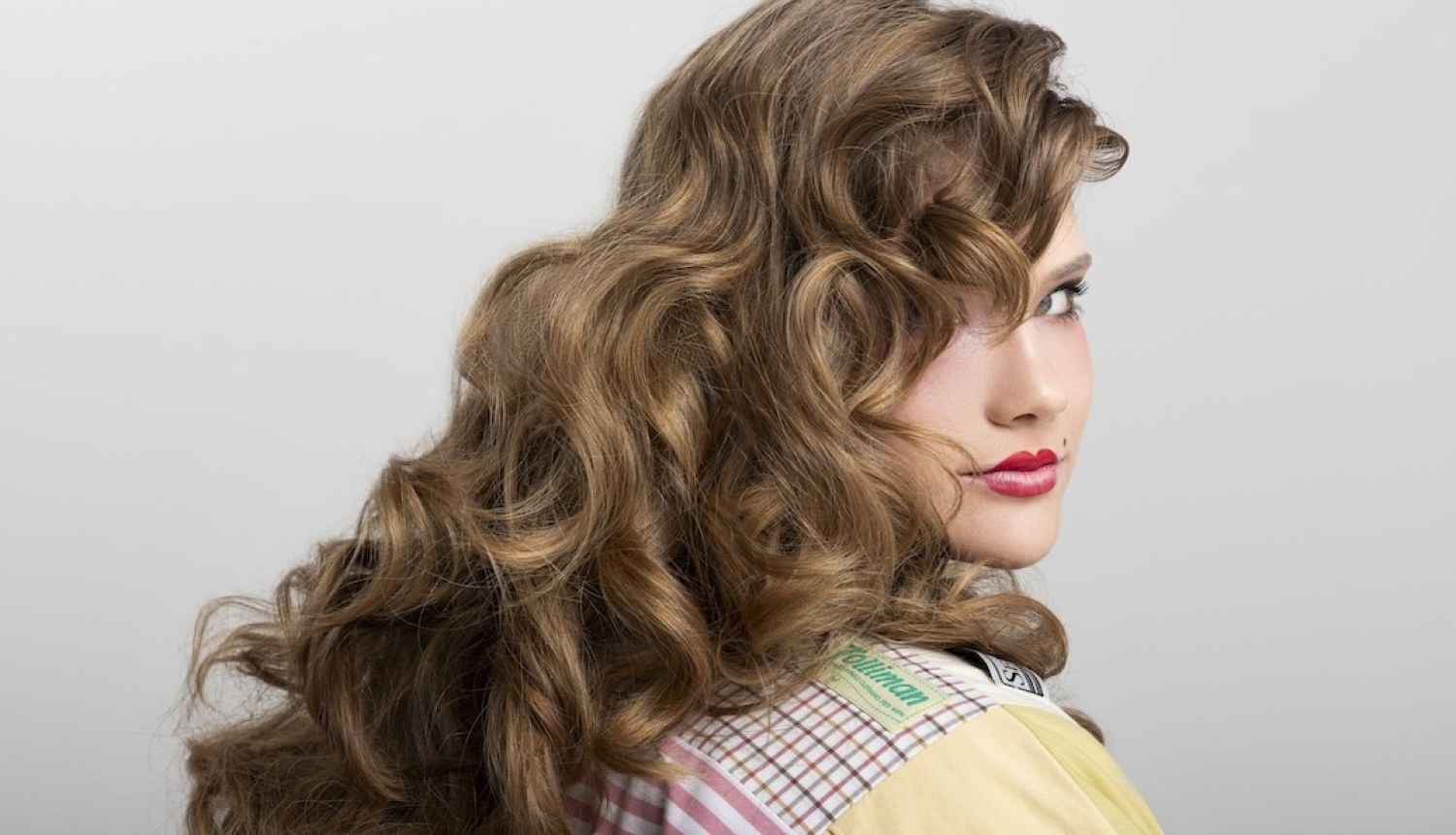 Sieviete dizaina tērpā