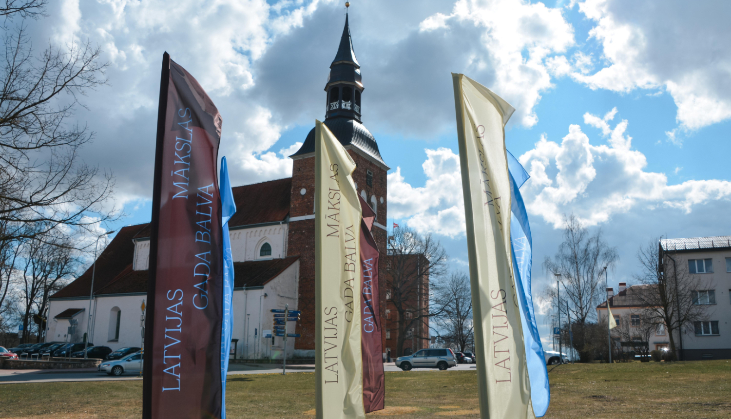 Valmieras baznīcas un Mākslas gada balvas karogi 