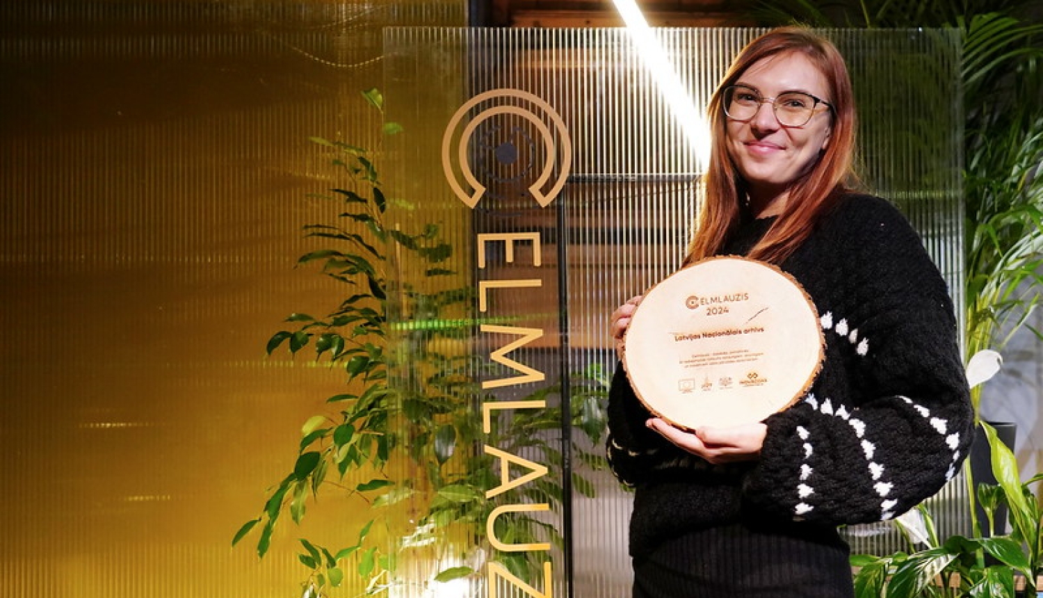 Sieviete uz skatuves ar balvu