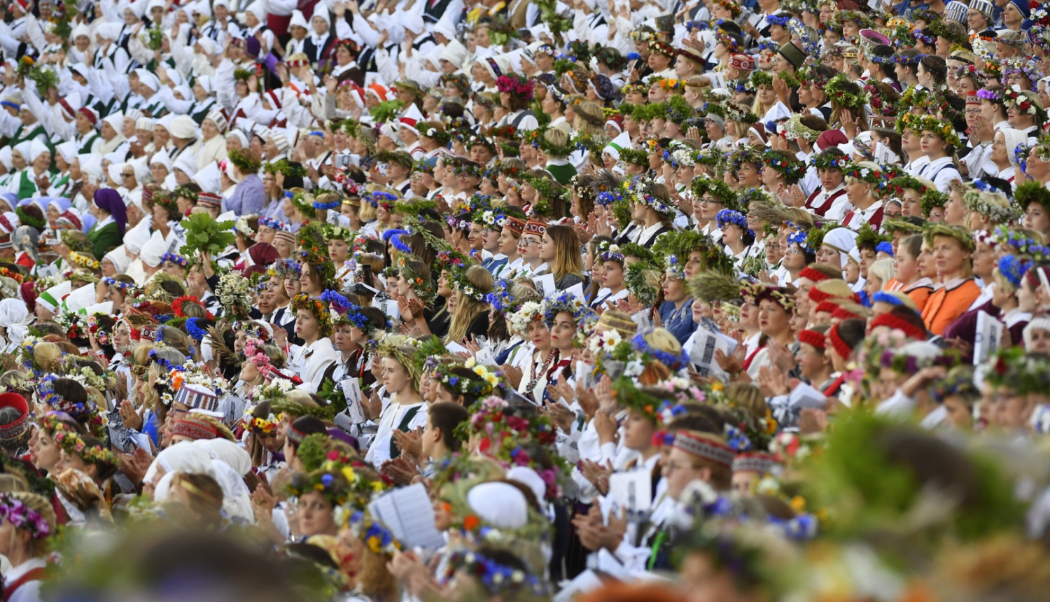 Dziesmu un Deju svētku dalībnieki Mežaparka estrādē, foto: LNKC arhīvs.