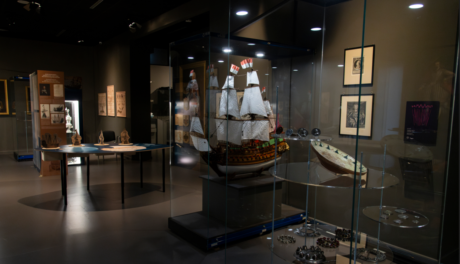 Izstādes eksponāti, kuģu modeļi